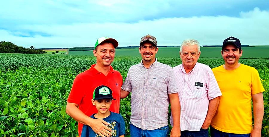 Família Firmani na lavoura